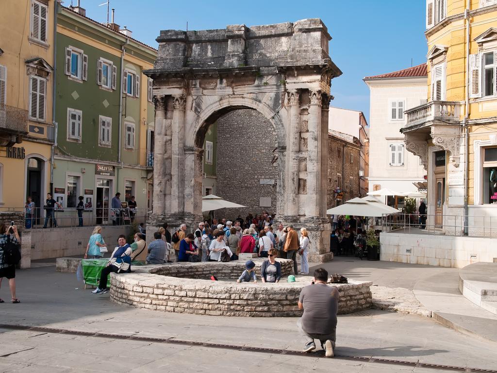 Pula City Center Big Apartment With Private Parking Buitenkant foto